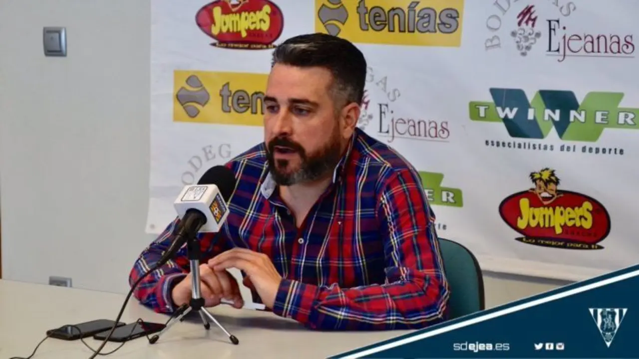 N&eacute;stor P&eacute;rez en rueda de prensa. Foto: SD Ejea