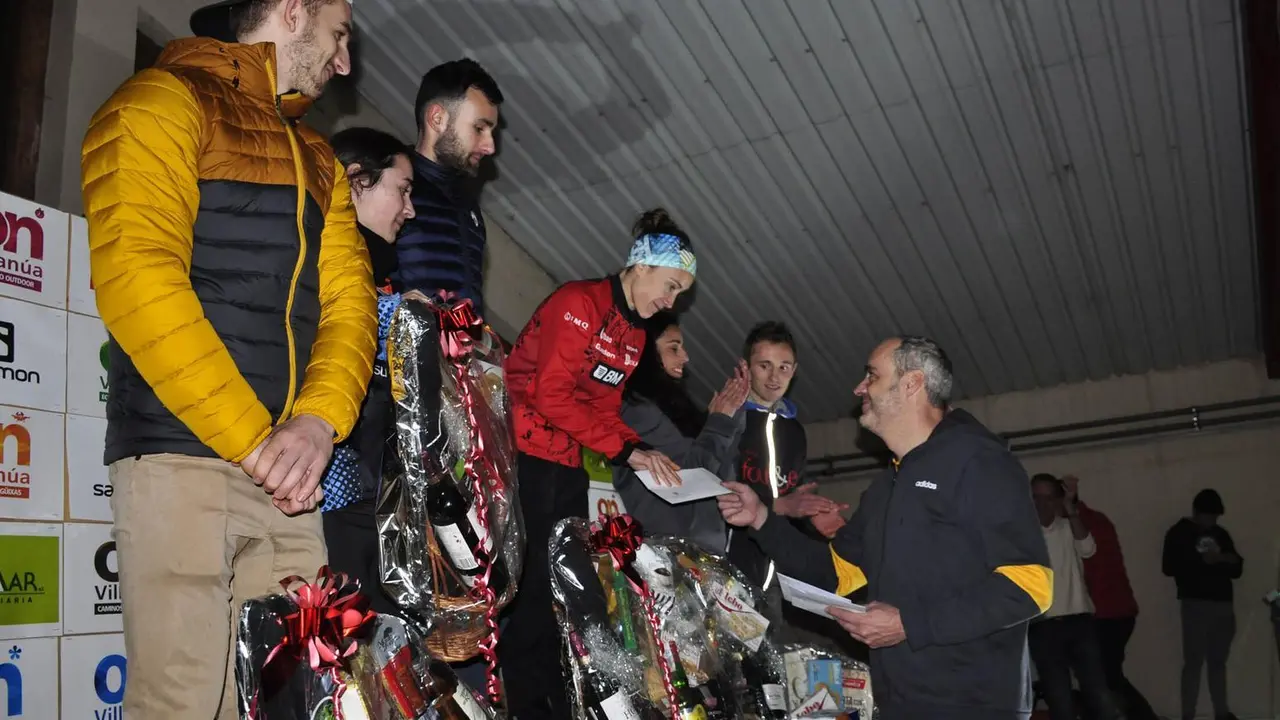 El alcalde de Villan&uacute;a entrega los premios a los ganadores del podio absoluto de la San Silvestre. Foto: Villan&uacute;a