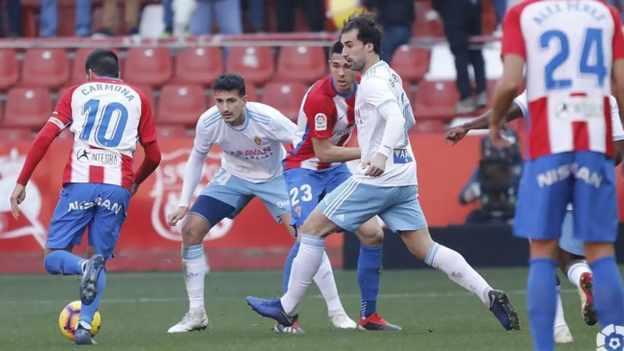 Sporting de Gij&oacute;n y Real Zaragoza en el partido de la pasada temporada en El Molin&oacute;n. Foto: Real Zaragoza.