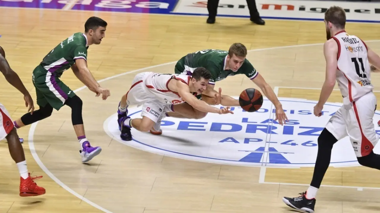 San Miguel se lanza a por un bal&oacute;n en M&aacute;laga. Foto: G. Pozo