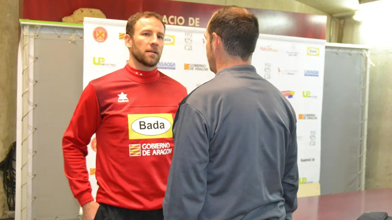 Sasha conversa con Nolasco despu&eacute;s de la rueda de prensa de presentaci&oacute;n del central como nuevo jugador el Bada Huesca. Foto: Sportaragon