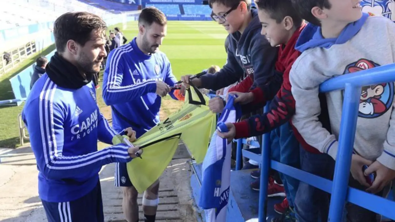 Atienza y Ros firman aut&oacute;grafos a la afici&oacute;n zaragocista. Foto: Real Zaragoza