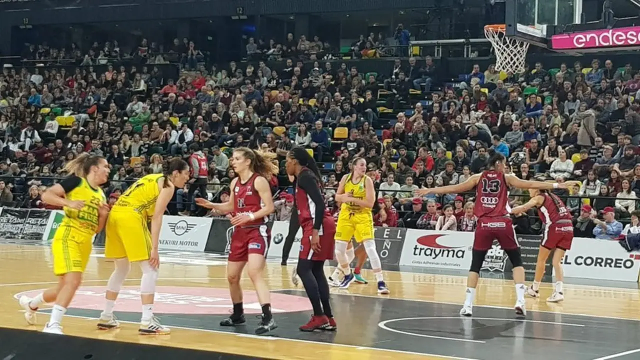 Nacickaite, Vega Gimeno y Merrit Hempe, durante el partido. Foto: @STCBaloncesto