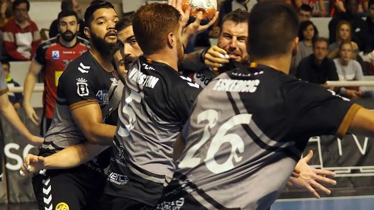 Mota es cerrado por la defensa de Cuenca en el partido entre el Bada y los manchegos en el Palacio del pasado mes de noviembre. Foto: C.Pascual