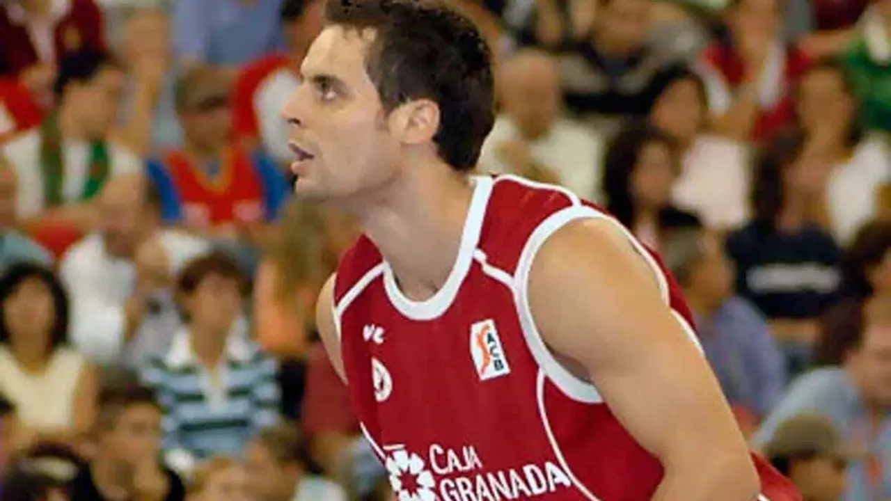 Nacho Ord&iacute;n, con la camiseta de Granada, lanzando un tiro libre | Foto: Solobasket.com