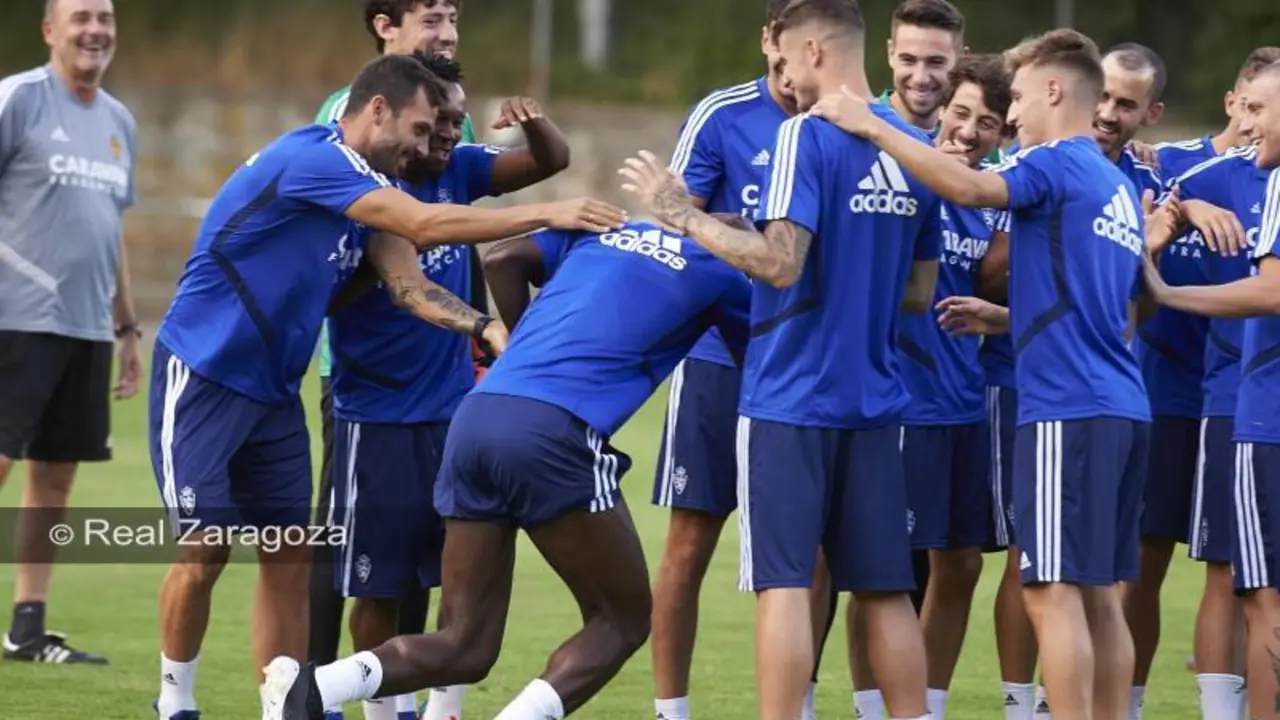 Los jugadores del Real Zaragoza haciendo pi&ntilde;a en un entrenamiento en Bolta&ntilde;a. Foto: Real Zaragoza / Tino Gil