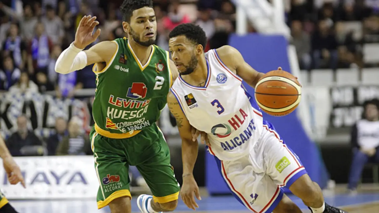 Alec Wintering defiende a Justin Pitts en el partido jugado en Alicante | Foto: Jos&eacute; Fco. Mart&iacute;nez