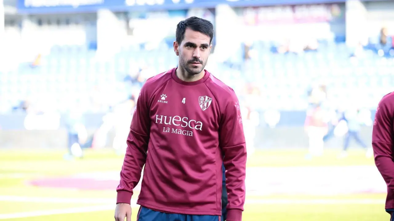 Pablo Insua calentando en El Alcoraz. | Foto: SD Huesca