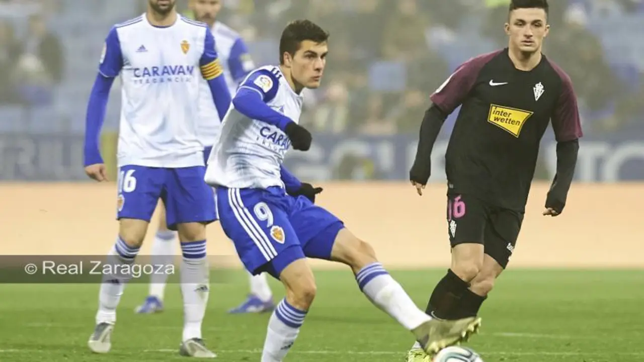 Soro controla el bal&oacute;n ante el Sporting. Foto: Real Zaragoza