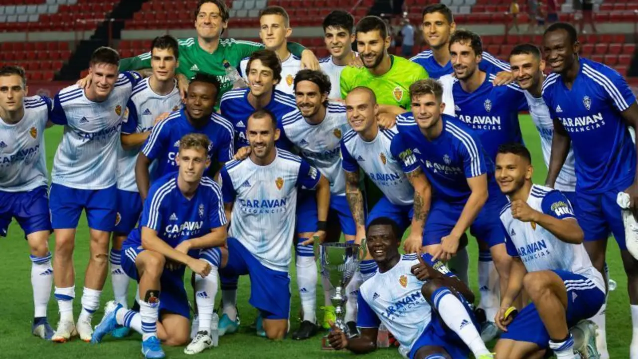 Los jugadores del Real Zaragoza celebrando la victoria de pretemporada ante el N&agrave;stic. Foto: Real Zaragoza