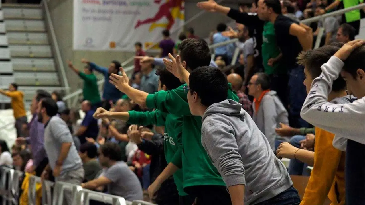 La afici&oacute;n de Levitec Huesca, apretando durante un partido | Foto: C. Pascual