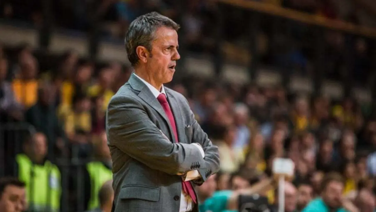 Fisac observa a sus hombres durante el partido de este mi&eacute;rcoles en Hungr&iacute;a. Foto: FIBA