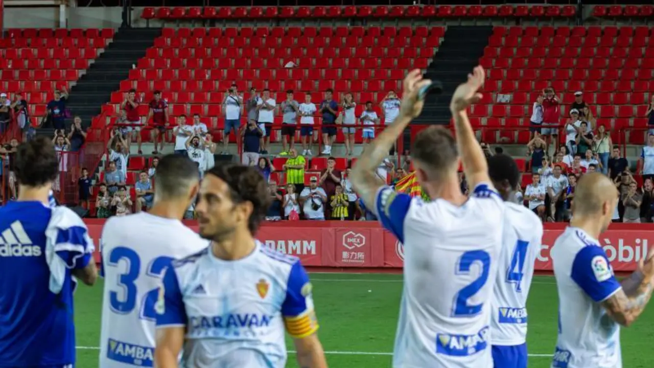 El Real Zaragoza celebrando la victoria junto a su afici&oacute;n en el Nou Estadi durante la pretemporada | Foto: Real Zaragoza