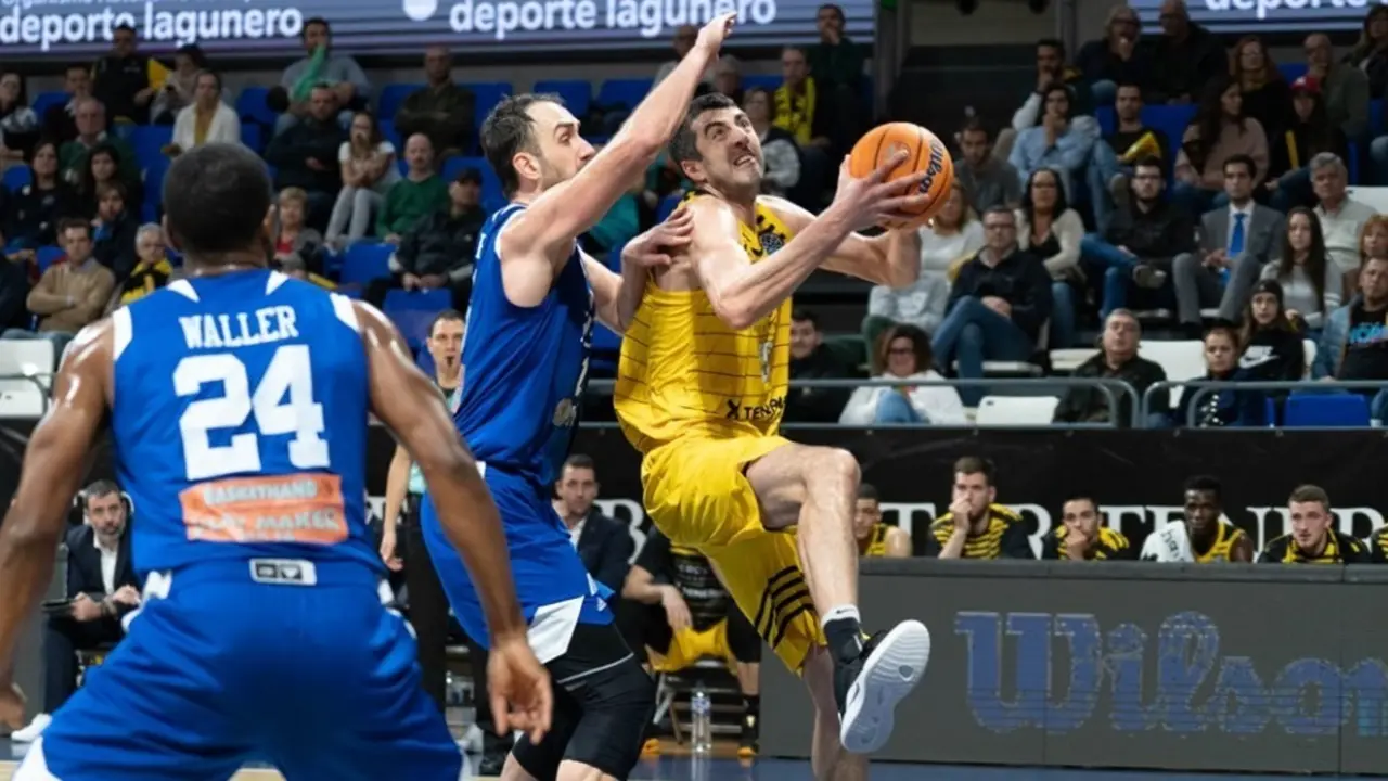Giorgi Shermadini, en un partido de Champions con Iberostar Tenerife. Foto: FIBA