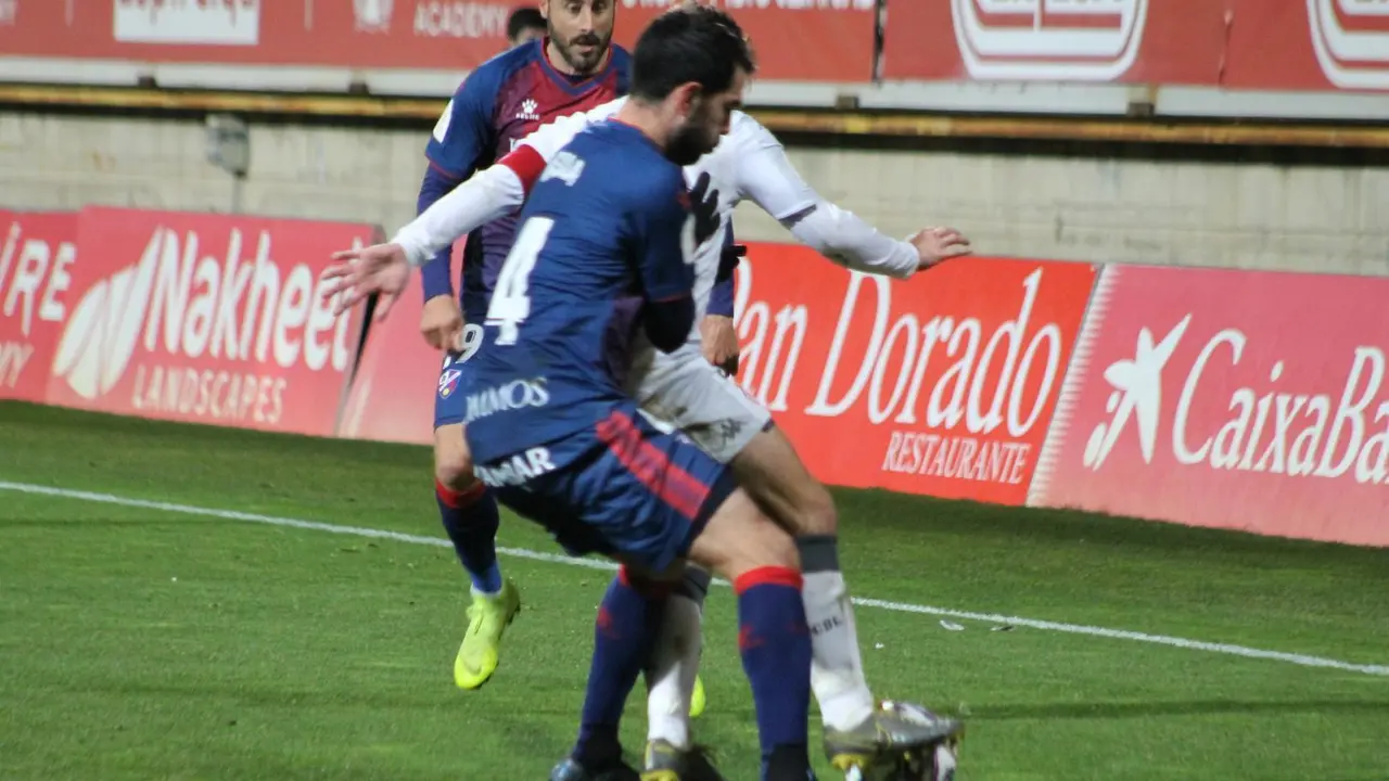 Insua presiona a un jugador de la Cultural Leonesa en la eliminatoria contra el Huesca. Foto: C. L.