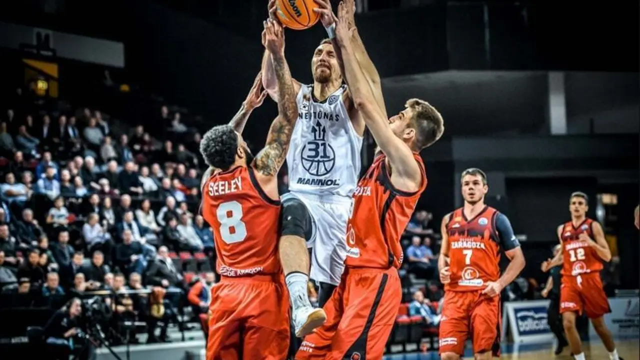 Seeley y Brussino, en una acci&oacute;n defensiva en el partido de ida. Foto: FIBA