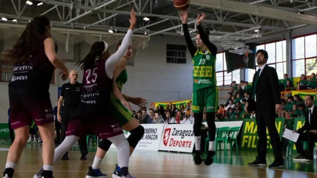 Aina Ayuso realiza un lanzamiento. Foto: @STCBaloncesto