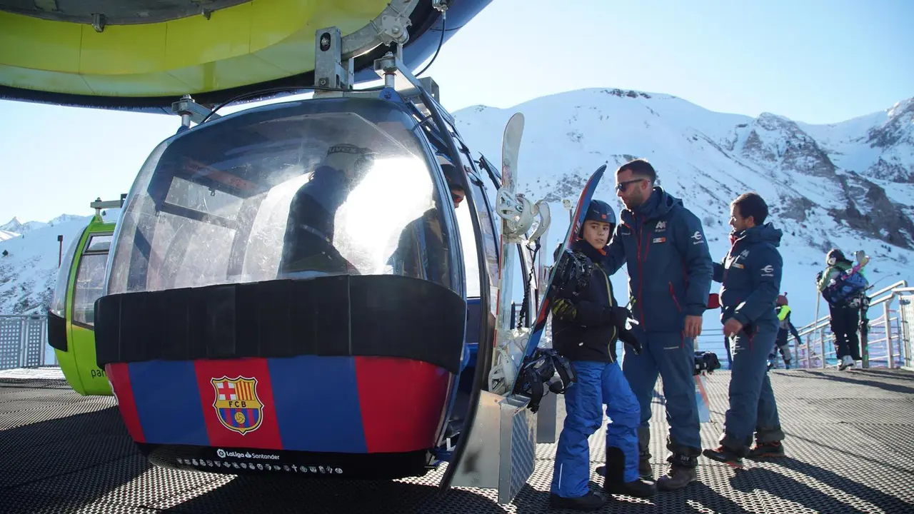 Una de las cabinas de la estaci&oacute;n de Panticosa con el escudo del Bar&ccedil;a. Foto: Aram&oacute;n