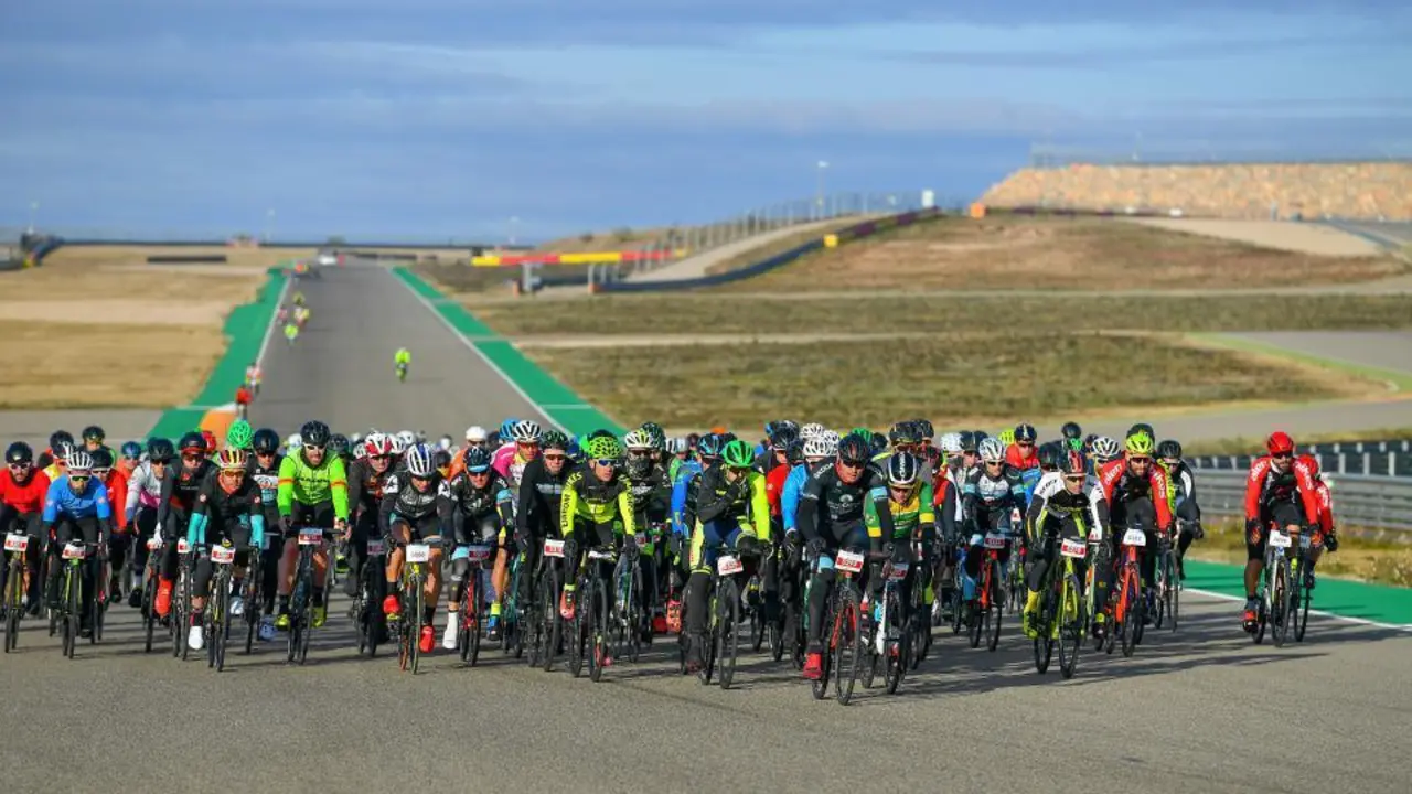 Pelot&oacute;n de la prueba ciclista en la edici&oacute;n de 2019 sobre el asfalto de MotorLand. Foto: AS Media