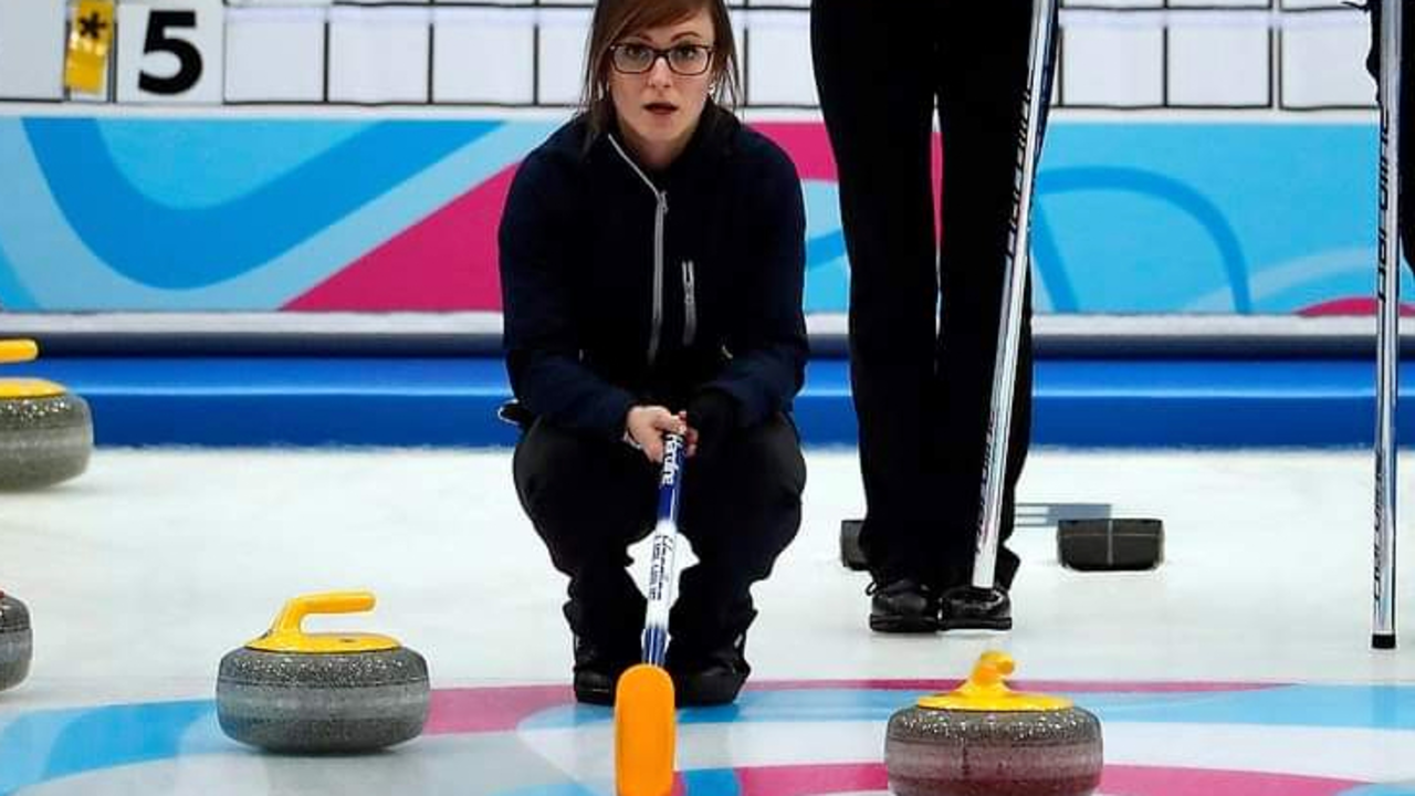 Carmen P&eacute;rez, en la imagen, durante un partido de curling disputado en el YOG. Goto: COE