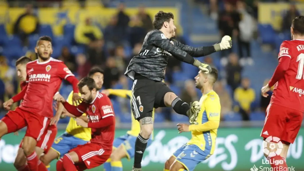 Cristian &Aacute;lvarez despeja un bal&oacute;n | Foto: LaLiga