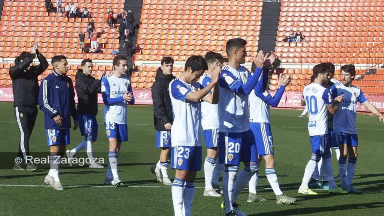 Los jugadores del Real Zaragoza celebrando el pase a dieciseisavos con la afici&oacute;n desplazada a Tarragona. Foto: Real Zaragoza