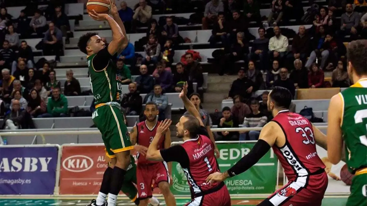 Olin Carter III lanzando a canasta en el pasado choque ante Valladolid | Foto: C.Pascual