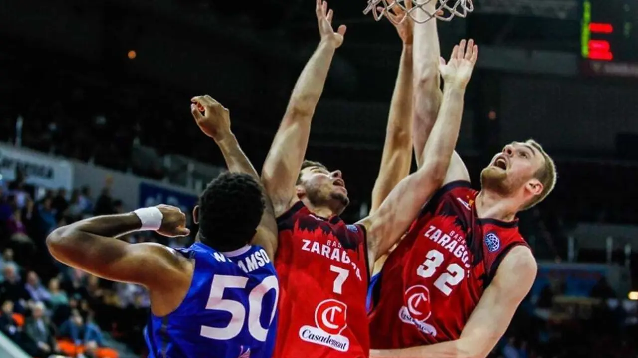 Barreiro y Hlinason pelean por un rebote. Foto: Esther Casas/FIBA