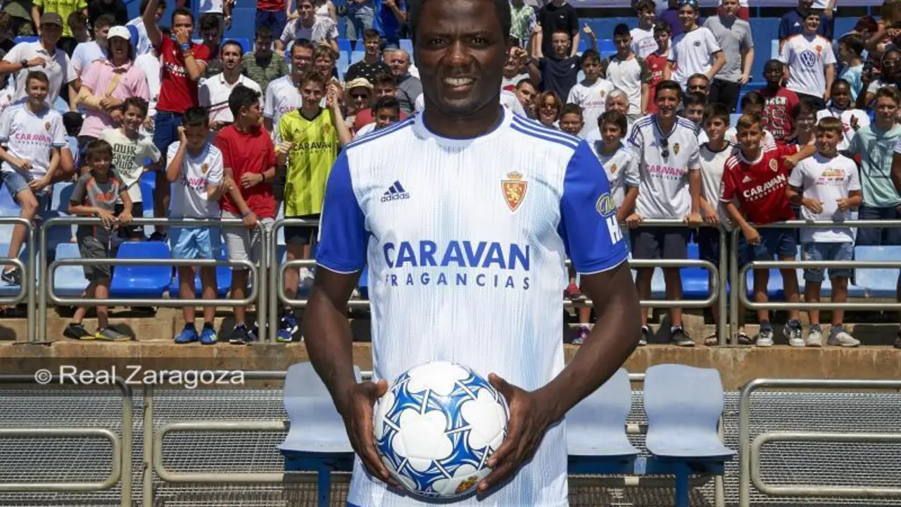 Bikoro presentado como nuevo jugador del Real Zaragoza. Foto: Real Zaragoza