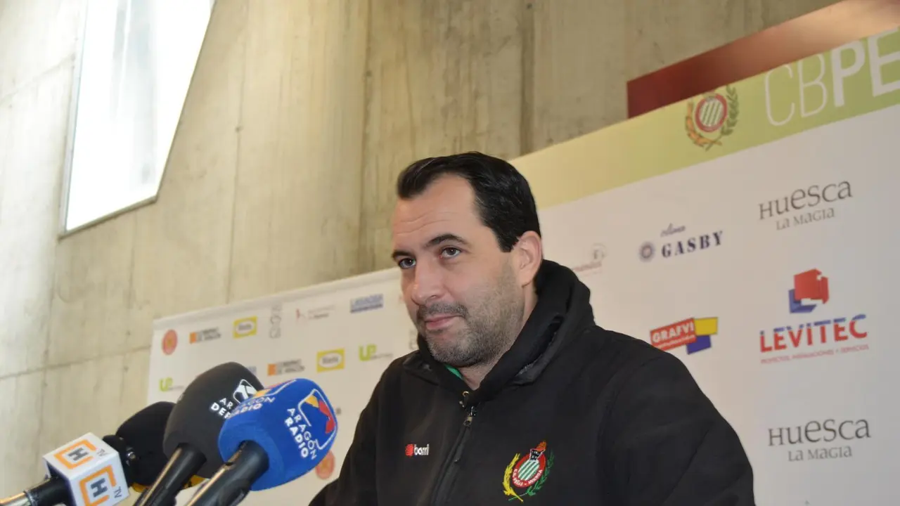 Guillermo Arenas, entrenador del Levitec, en la rueda de prensa donde habl&oacute; de su equipo y de C&aacute;ceres. Foto: Sportaragon