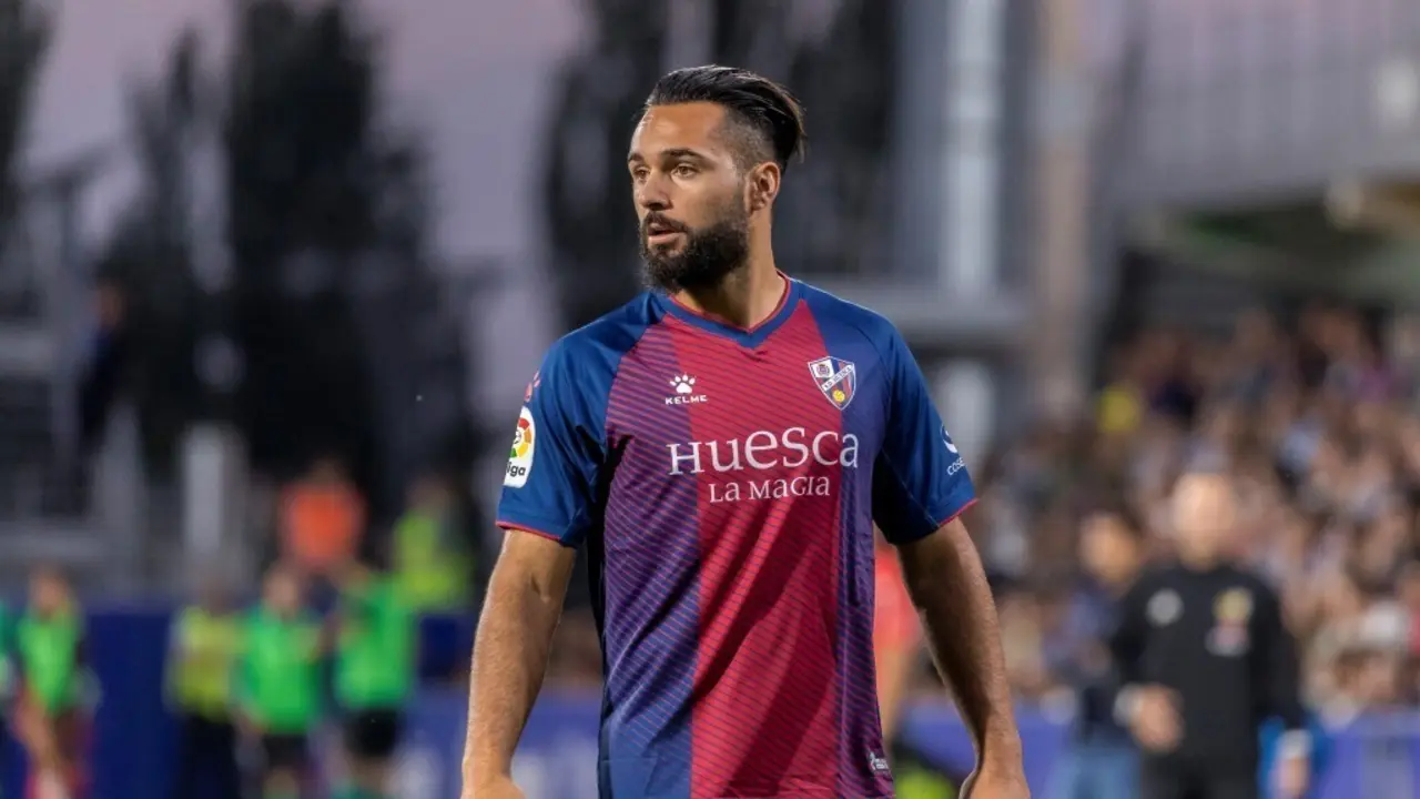 Ivi L&oacute;pez con la camiseta azulgrana. | Foto: SD Huesca