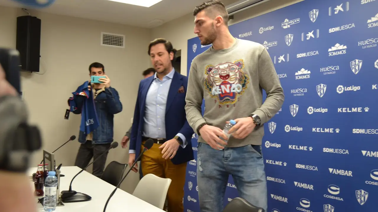 En primer plano Rafa Mir en la sala de prensa de El Alcoraz donde ha sido presentado como jugador del Huesca por Rub&eacute;n G&oacute;mez. Foto: Sportaragon