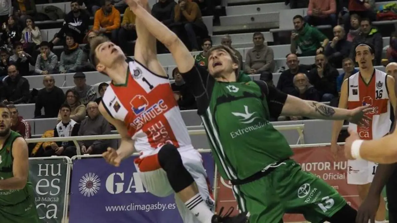 Grytsak (con la camiseta de la cruz de San Jorge) pelea un bal&oacute;n con Pedersen. Foto: C. Pascual