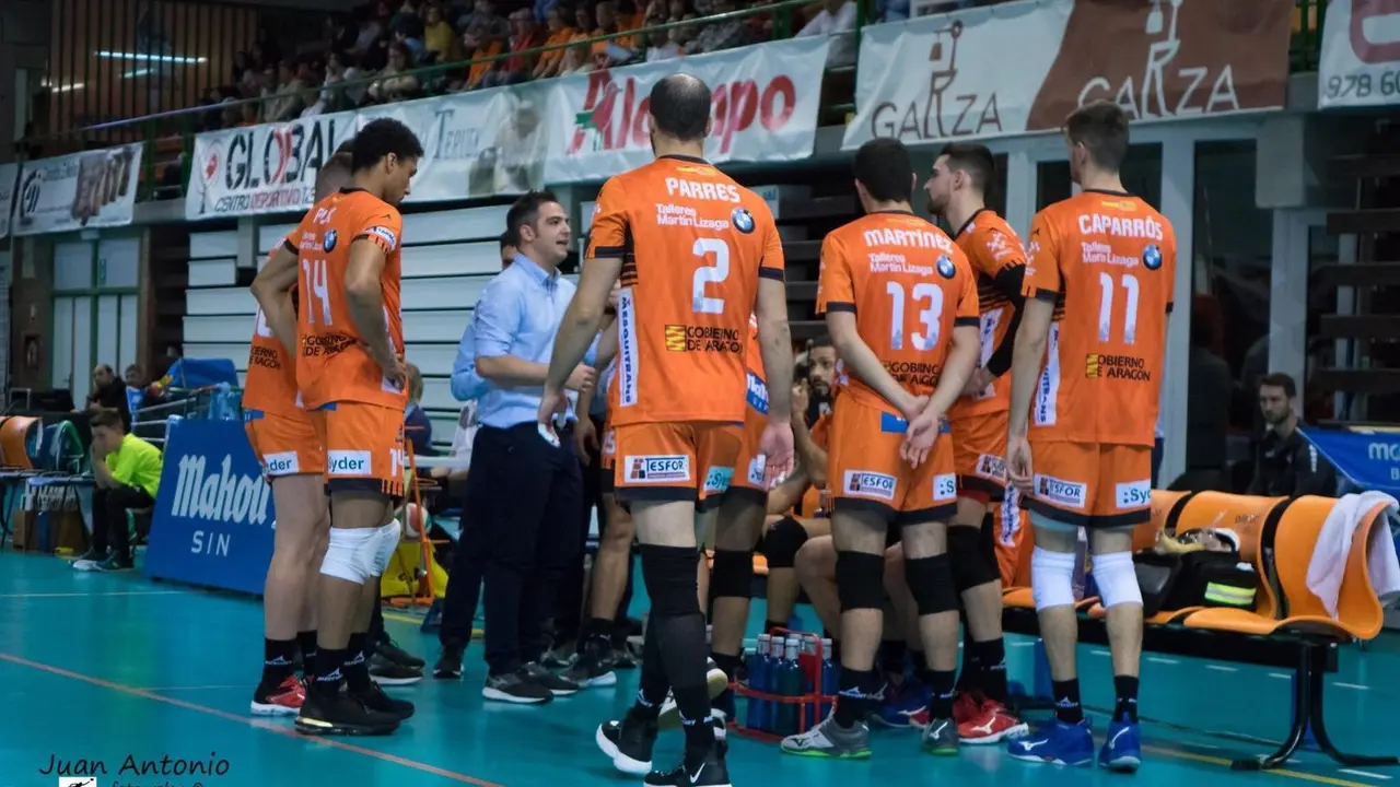 Miguel Rivera dando instrucciones | Foto: Juan Antonio - Foto Voley