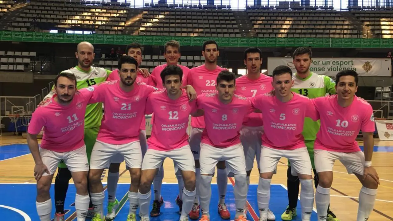 La plantilla del Azulejos Moncayo Colo Colo posa minutos antes del partido. Foto: @colocolozaragoz