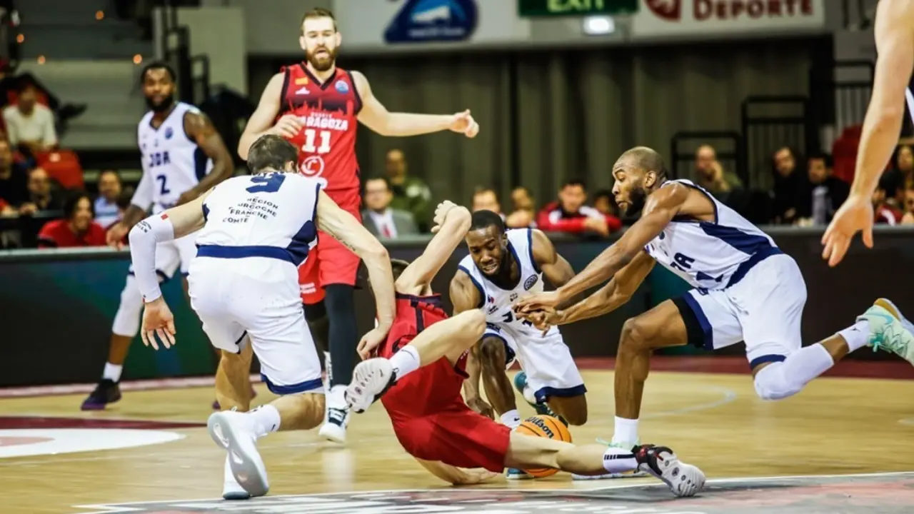 Brussino lucha un bal&oacute;n con hasta tres jugadores rivales en el encuentro de la primera vuelta. Foto: Esther Casas/FIBA