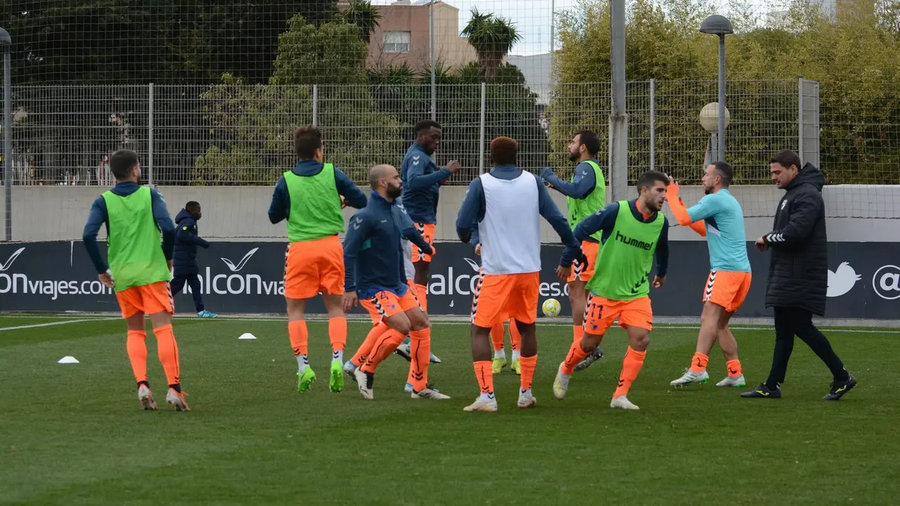 El Ebro calienta antes de jugar ante el Espanyol. Foto: CD Ebro