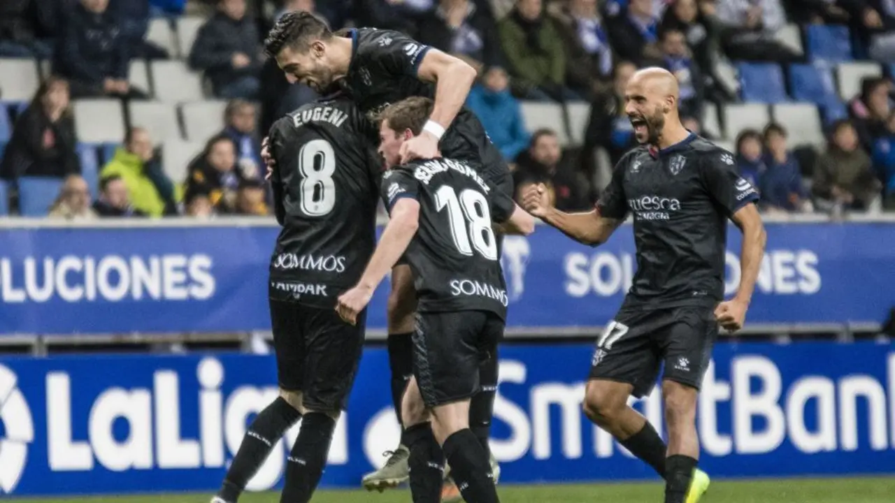 Eugeni celebra su gol en Oviedo  junto a sus compa&ntilde;eros. | Foto: LaLiga