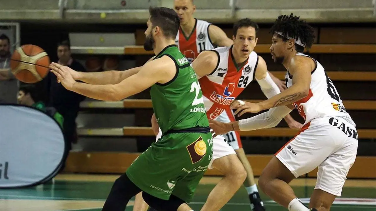 Levitec Huesca defendiendo una acci&oacute;n de C&aacute;ceres en el pasado choque | Foto: C.Pascual