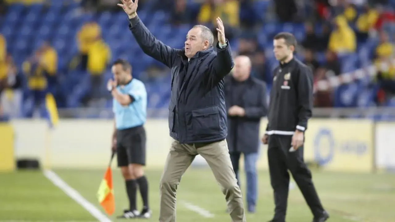 V&iacute;ctor Fern&aacute;ndez, en una imagen de archivo, dando indicaciones a sus jugadores. Foto: LaLiga