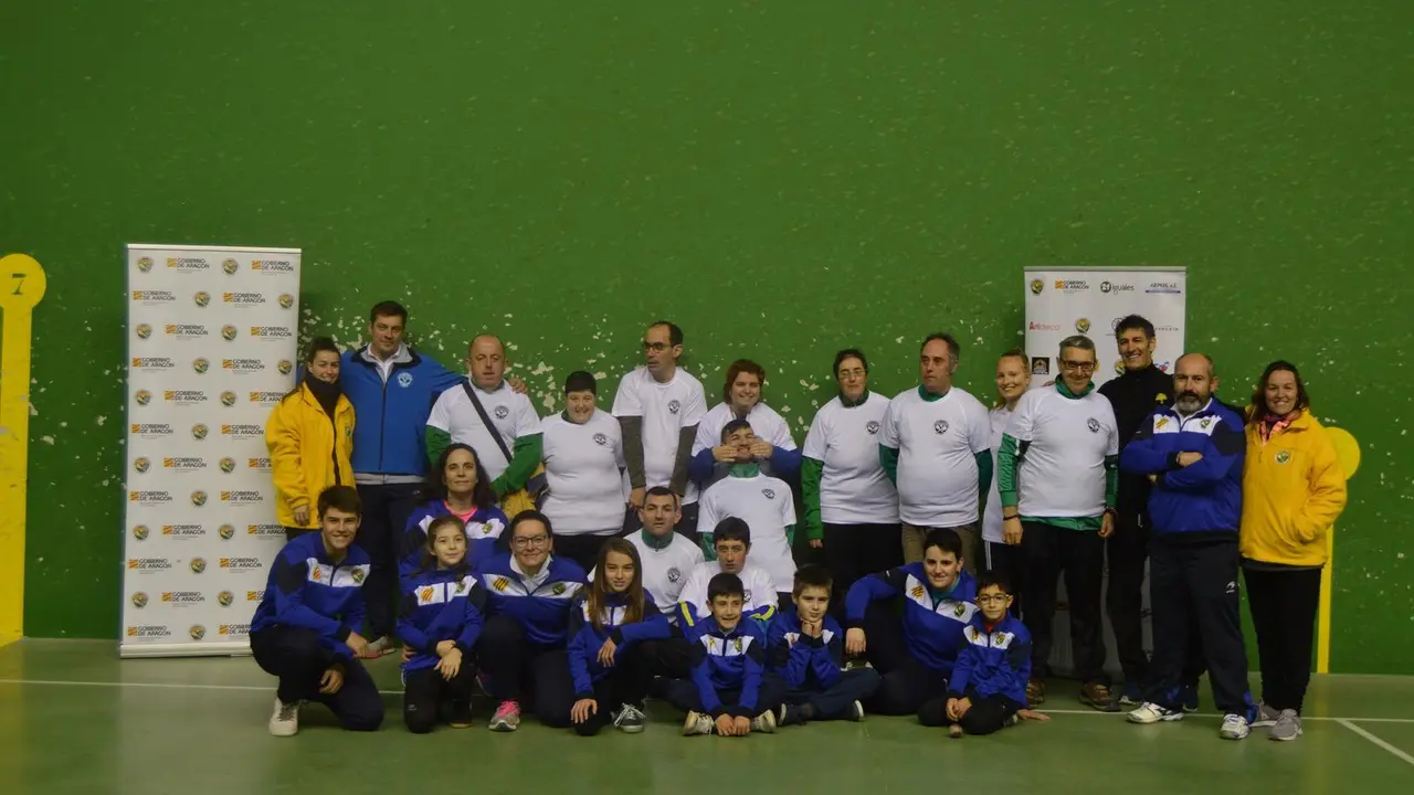 Deportistas en el encuentro celebrado en el front&oacute;n de El Olivar con Atades para conocer el frontball. Foto: FAP