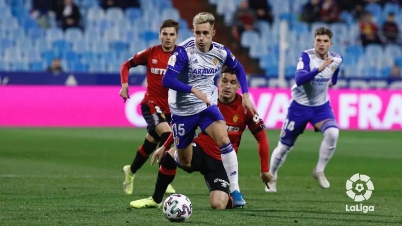 Alex Blanco defendiendo un bal&oacute;n en el partido de Copa en La Romareda ante el RCD Mallorca. Foto: LaLiga