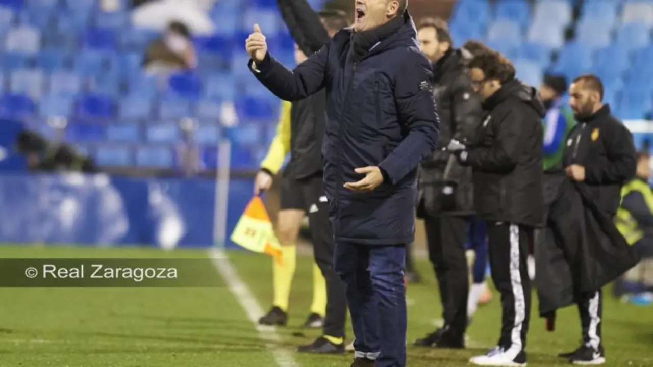 V&iacute;ctor Fern&aacute;ndez dirige a su equipo desde la banda. Foto: Real Zaragoza
