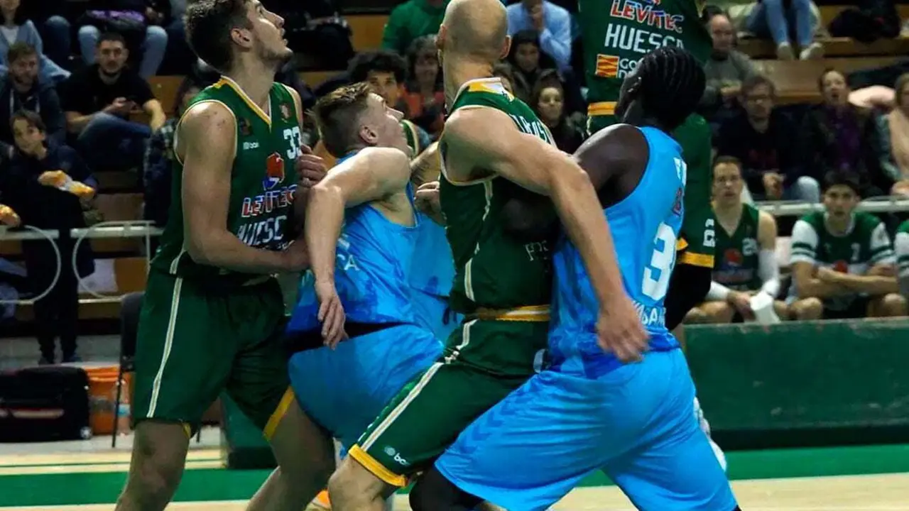 Vucetic y Grabauskas luchan por un rebote ante Breogan | Foto: C.Pascual