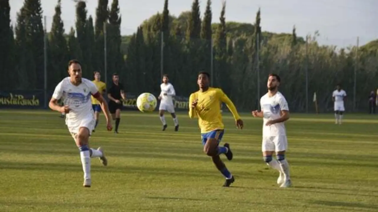 Seth Airam Vega con la camiseta del C&aacute;diz B