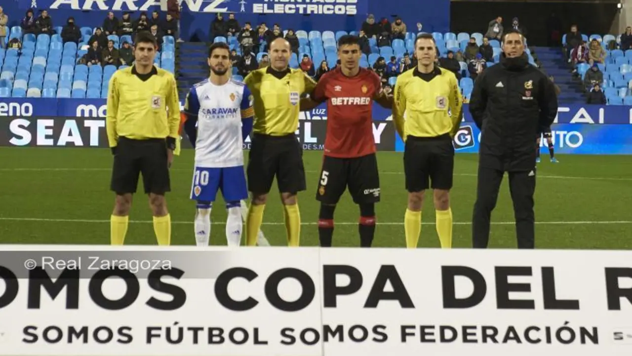 Javi Ros junto al trio arbitral en el partido de Copa del Rey ante el RCD Mallorca. Foto: Tino Gil / Real Zaragoza