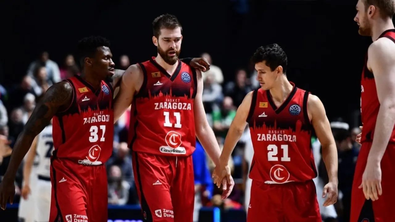 Ennis, Radovic, San Miguel y Hlinason celebran una acci&oacute;n en Dijon. Foto: FIBA