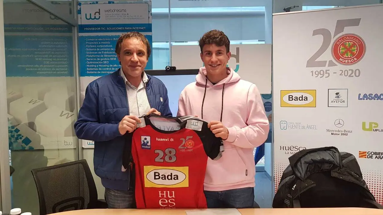 Conrado Toro y Sergio P&eacute;rez con la camiseta del jugador que esta temporada es patrocinado por la empresa Webdream. Foto: BM Huesca