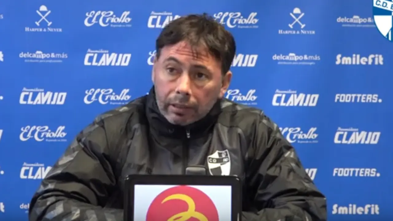 Manolo Sanl&uacute;car, entrenador del CD Ebro en sala de prensa