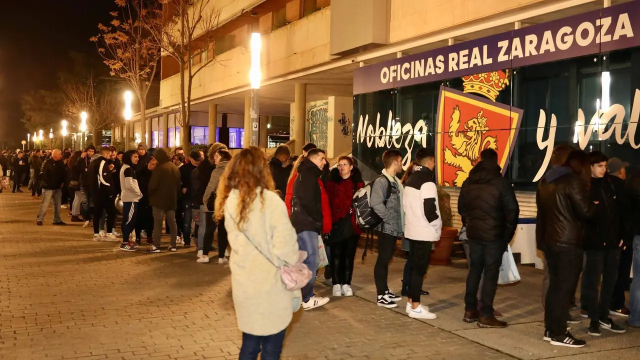 Los aficionados adquieren sus entradas para la Copa del Rey. Foto: Real Zaragoza